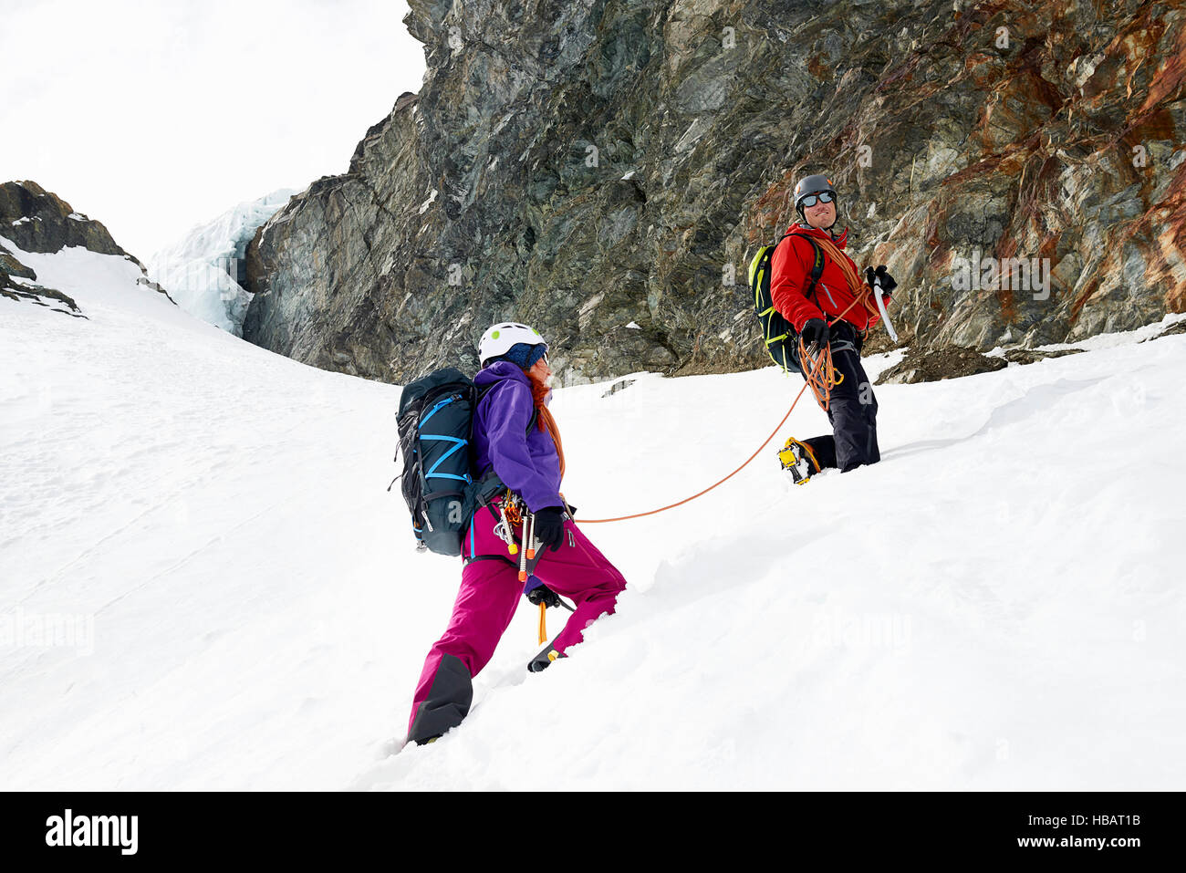 Bergsteiger aufsteigender verschneites Gebirge, Saas Fee, Schweiz Stockfoto
