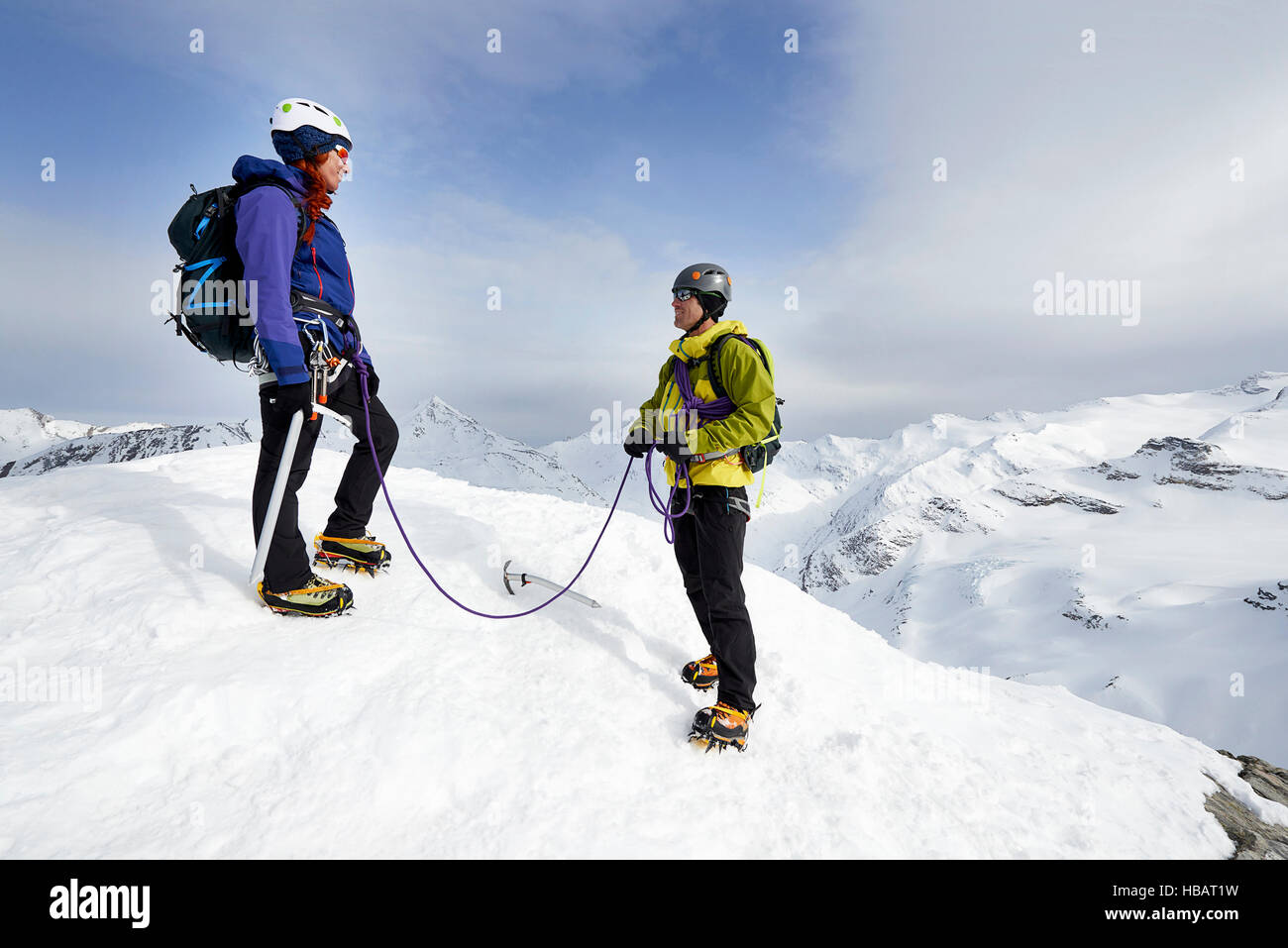 Bergsteiger auf schneebedeckten Berg, Saas Fee, Schweiz Stockfoto