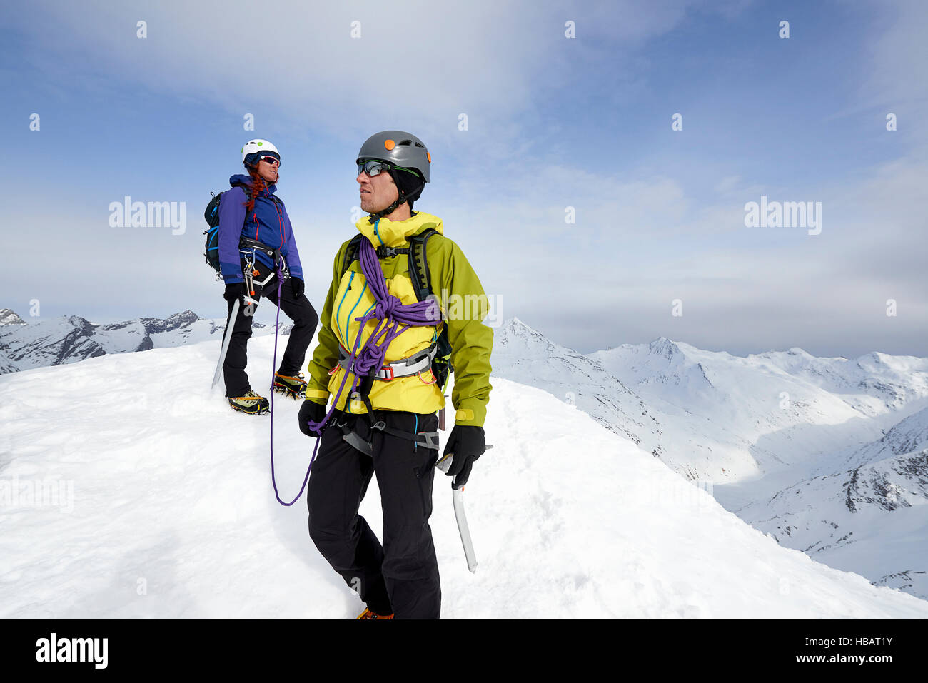 Bergsteiger auf schneebedeckte Berggipfel, wegsehen, Saas Fee, Schweiz Stockfoto Bergsteiger auf schneebedeckte Berggipfel, wegsehen, Saas Fee, Schweiz Stockfoto