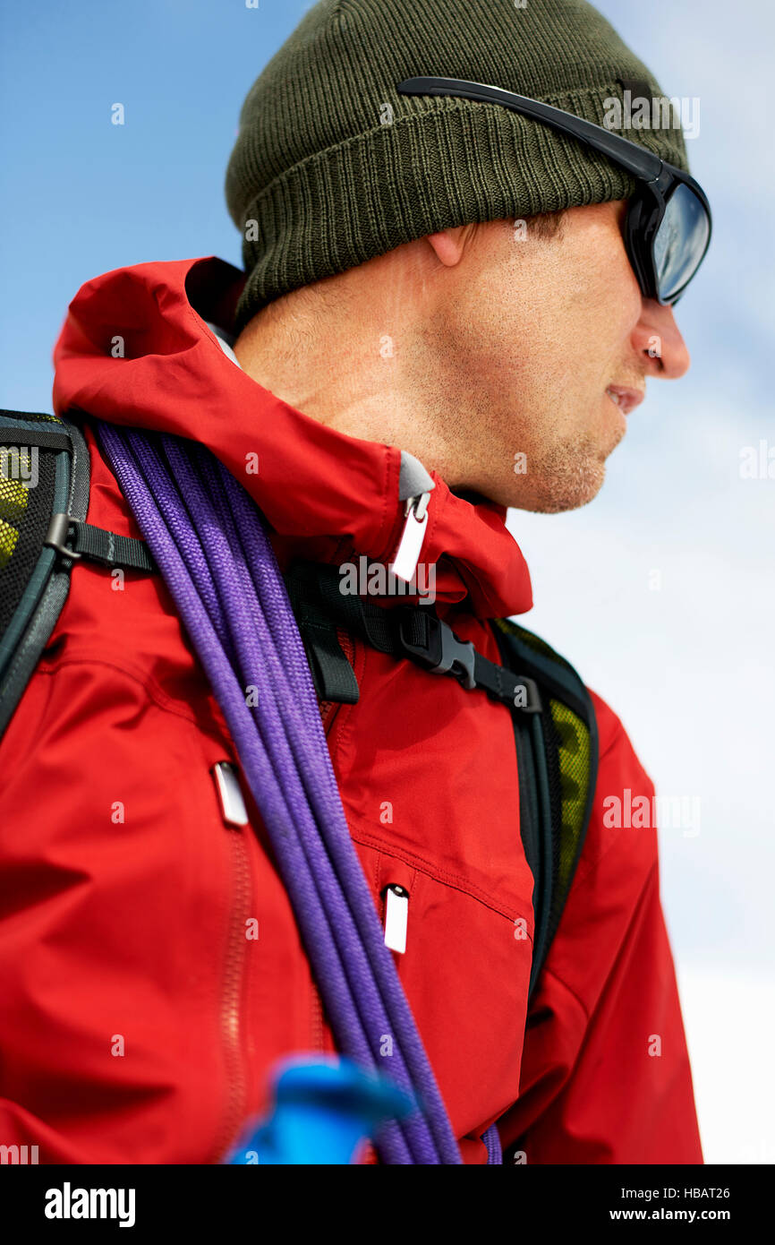 Porträt des Bergsteigers wegschauen Stockfoto