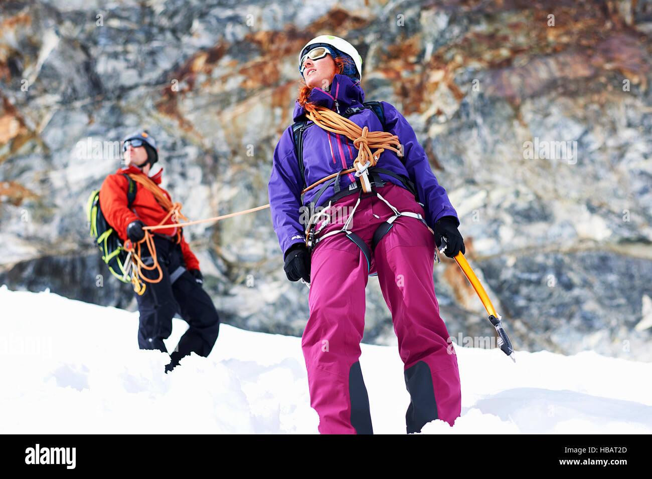 Bergsteiger auf schneebedeckten Berg wegschauen Stockfoto