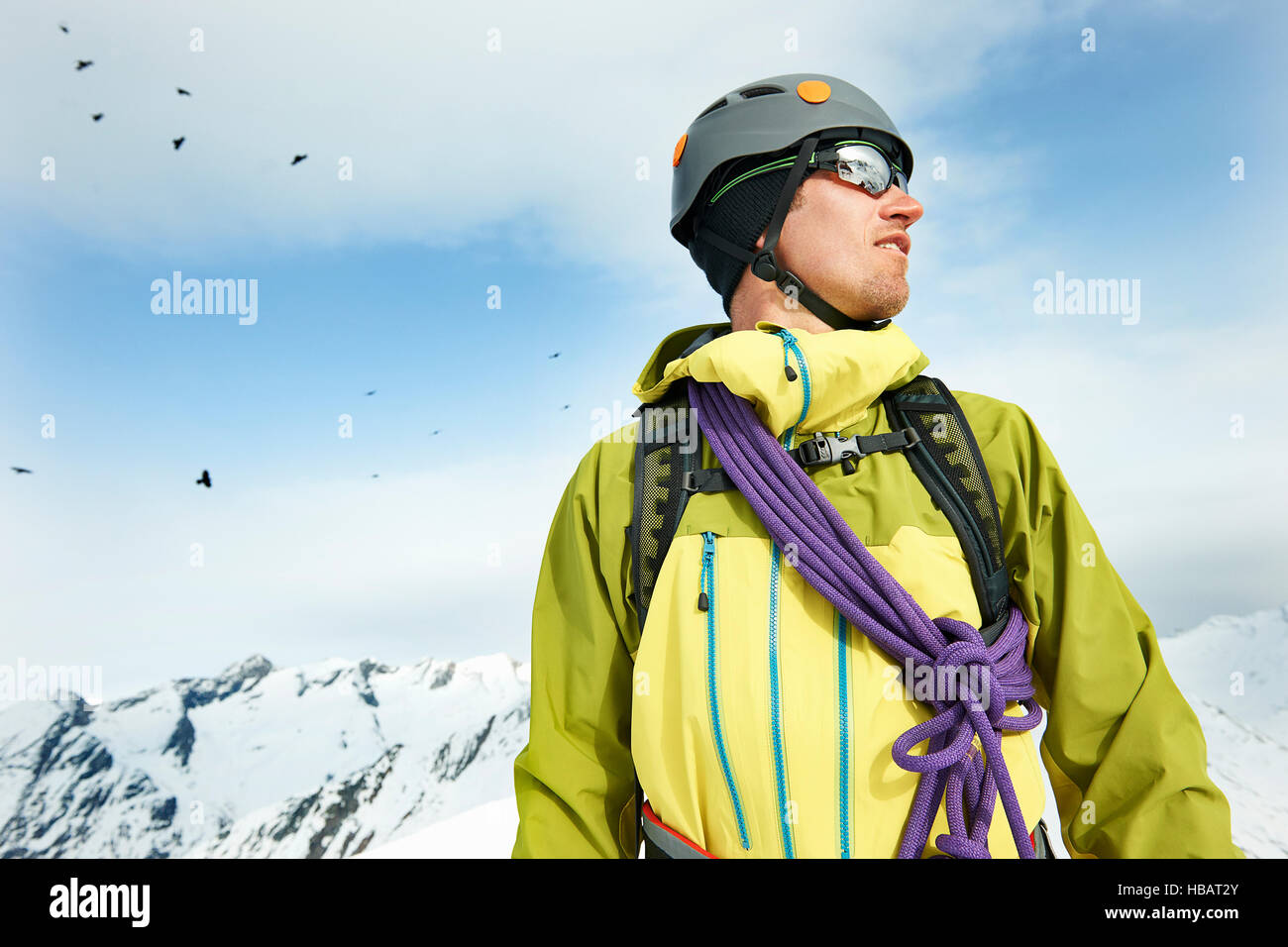 Porträt des Bergsteigers auf schneebedeckten Berg wegschauen Stockfoto