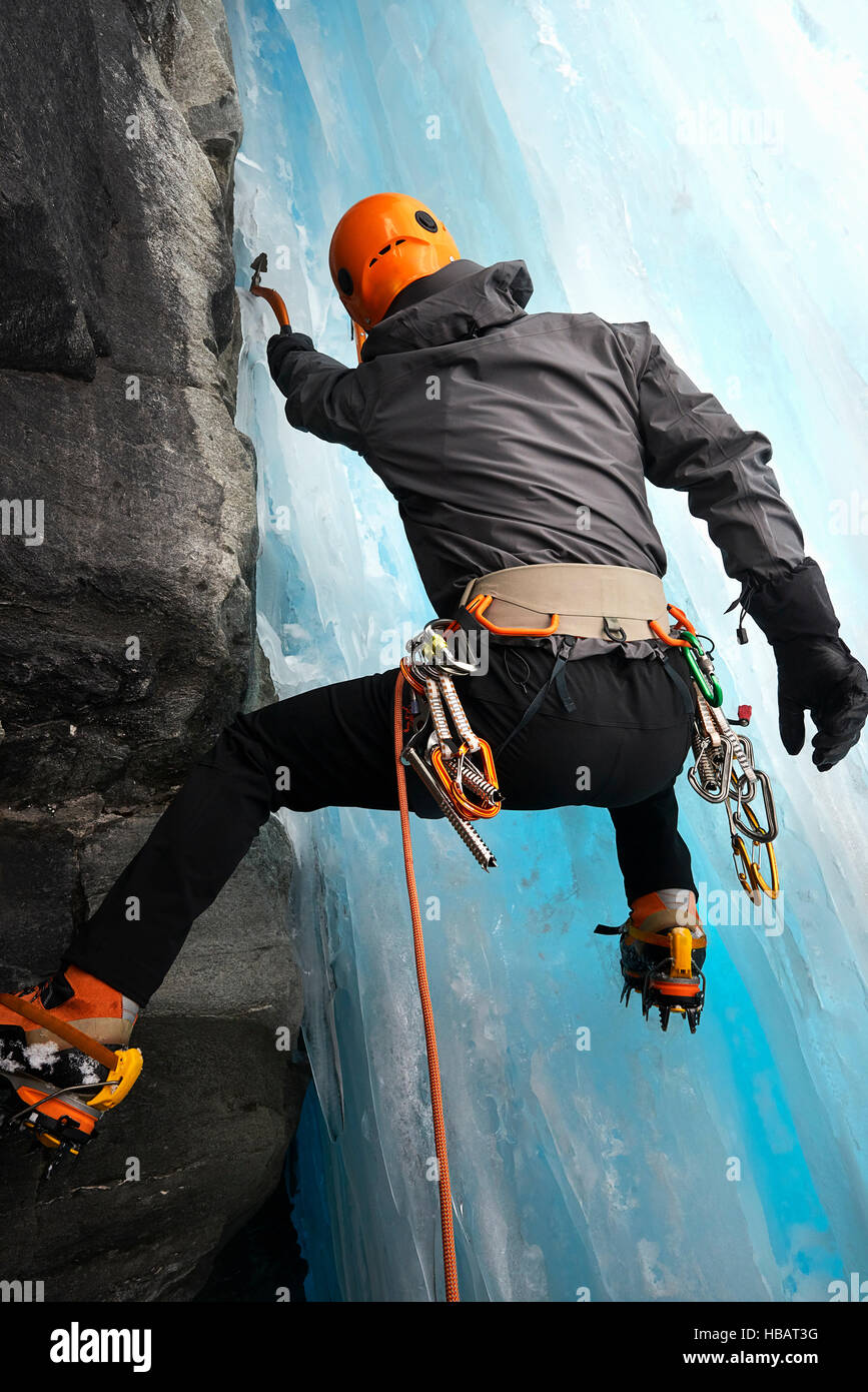Rückansicht des Mannes in der Höhle Eisklettern, Saas Fee, Schweiz Stockfoto