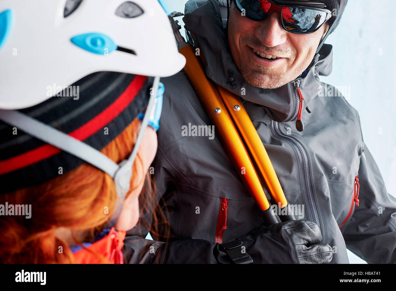 Bergsteiger von Angesicht zu Angesicht lächelnd Stockfoto