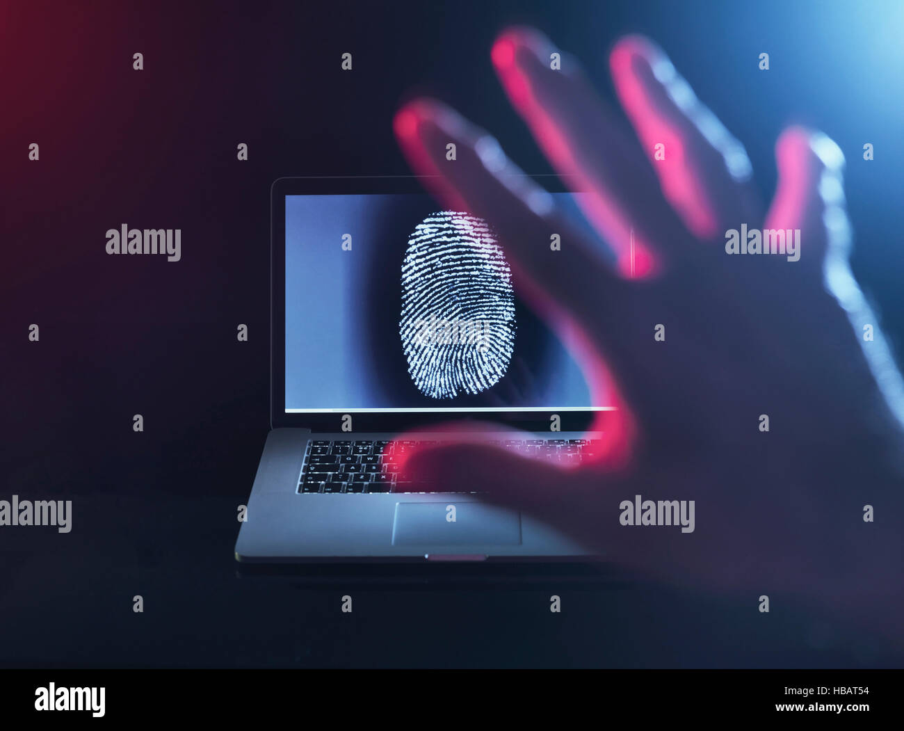 Computer-Sicherheit, ein Fingerabdruck auf einem Laptop zur Veranschaulichung ein Personal-Passwort gehackt werden soll Stockfoto