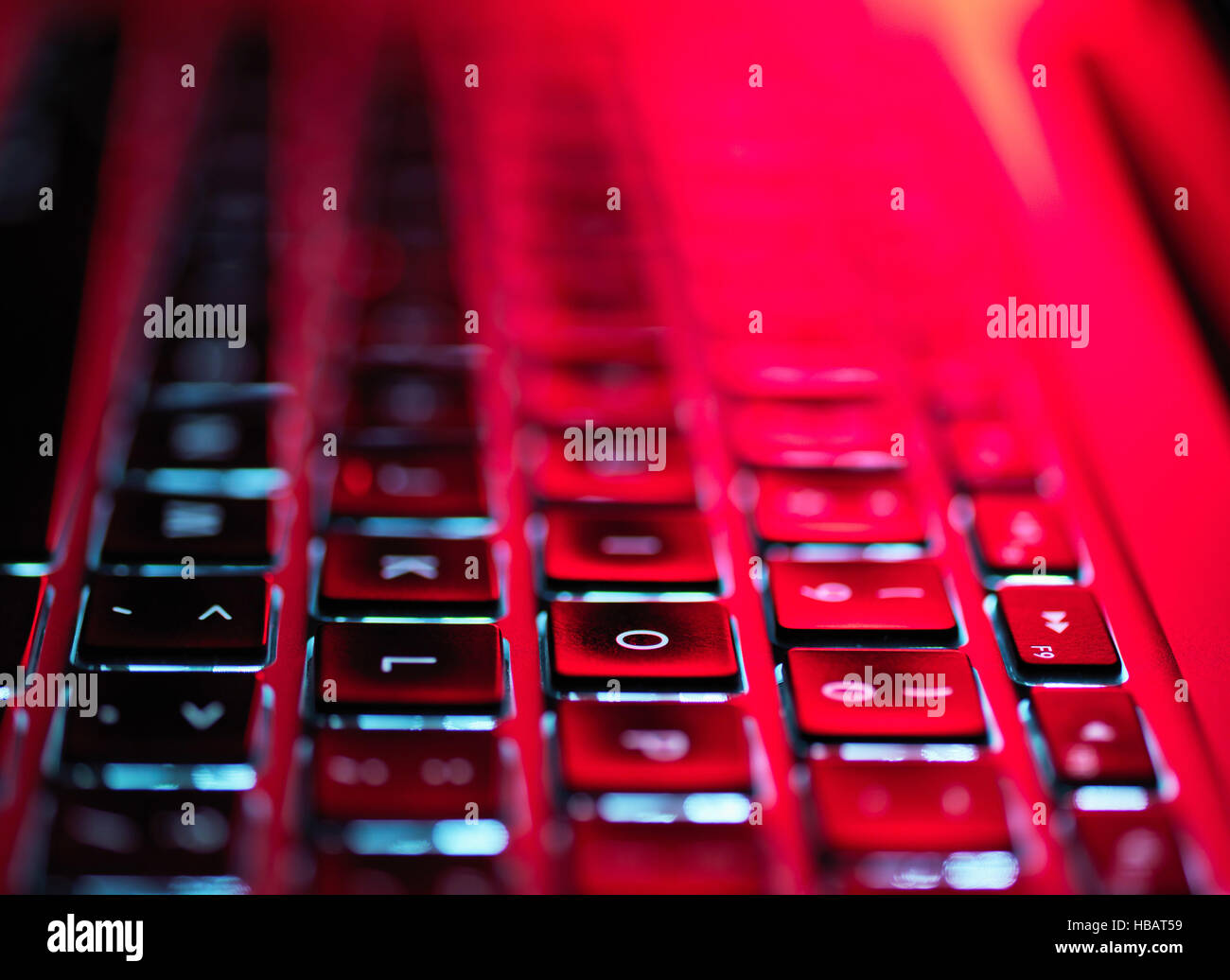 Nacht-lit Laptop-Computer mit Schwerpunkt auf der Tastatur Stockfoto