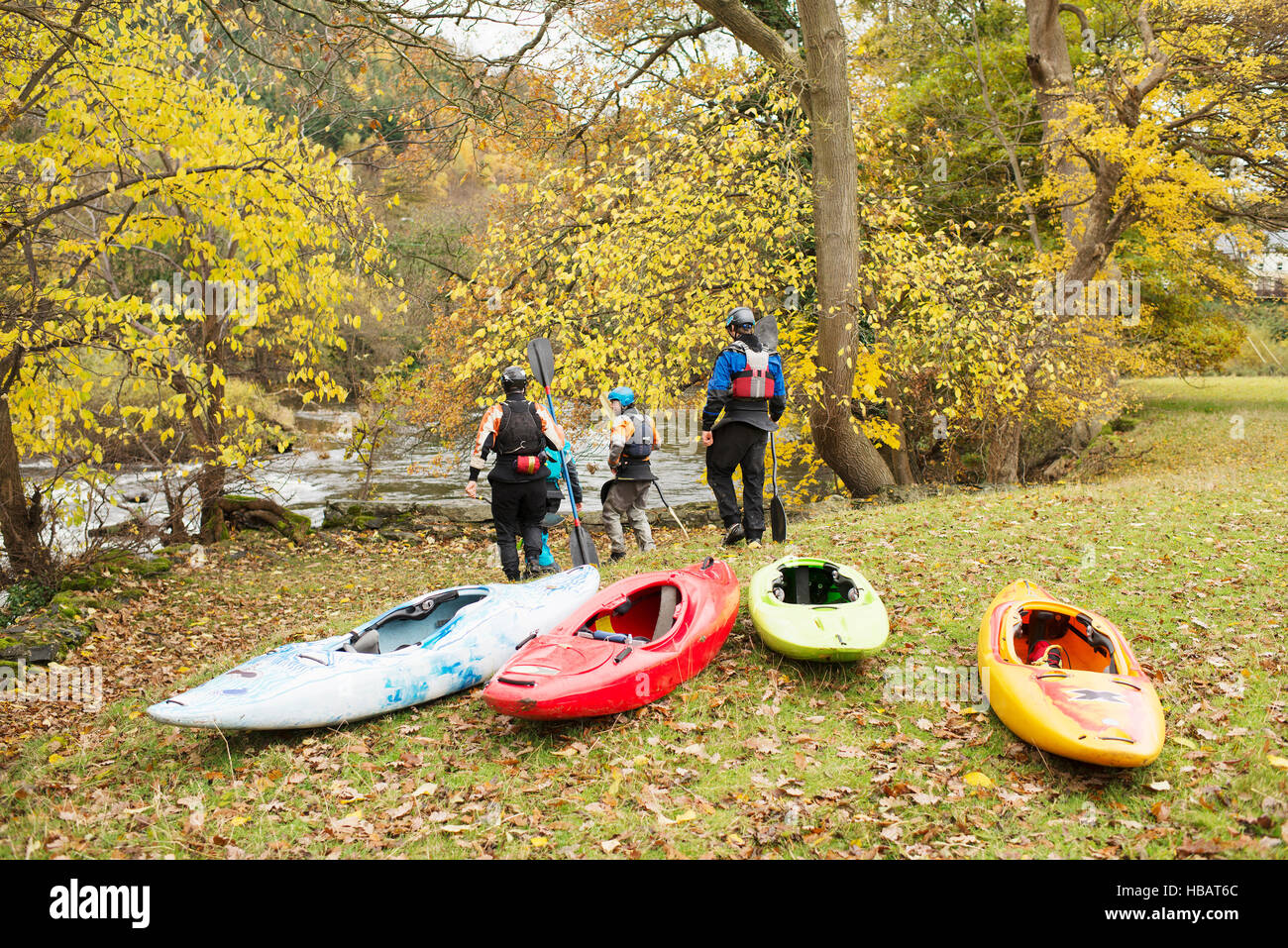 Rückansicht der Kajakfahrer hinunter Flussufer, River Dee, Llangollen, Nordwales Stockfoto