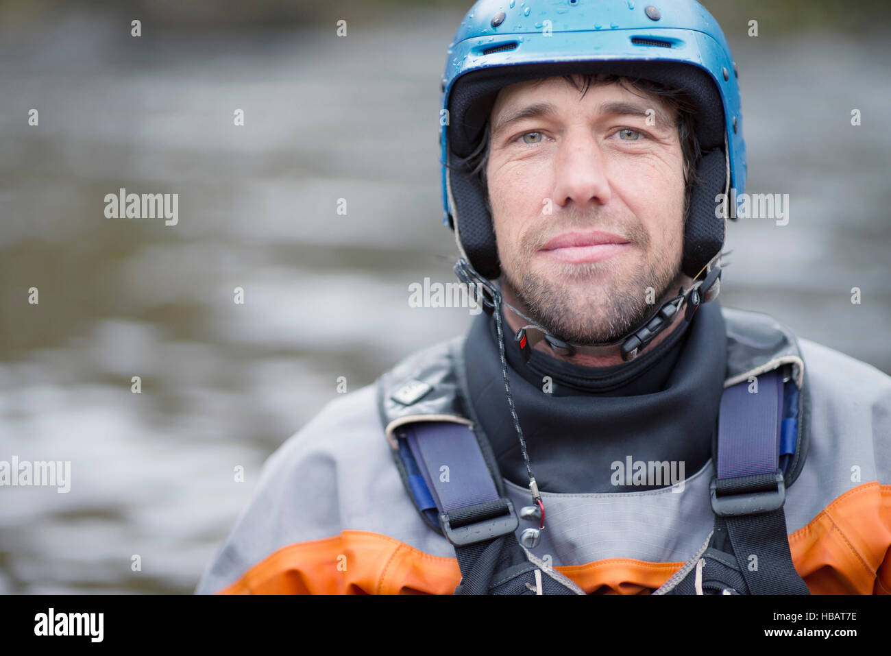 Porträt von Mitte erwachsenen männlichen Kajakfahrer im Wassersport Helm Stockfoto