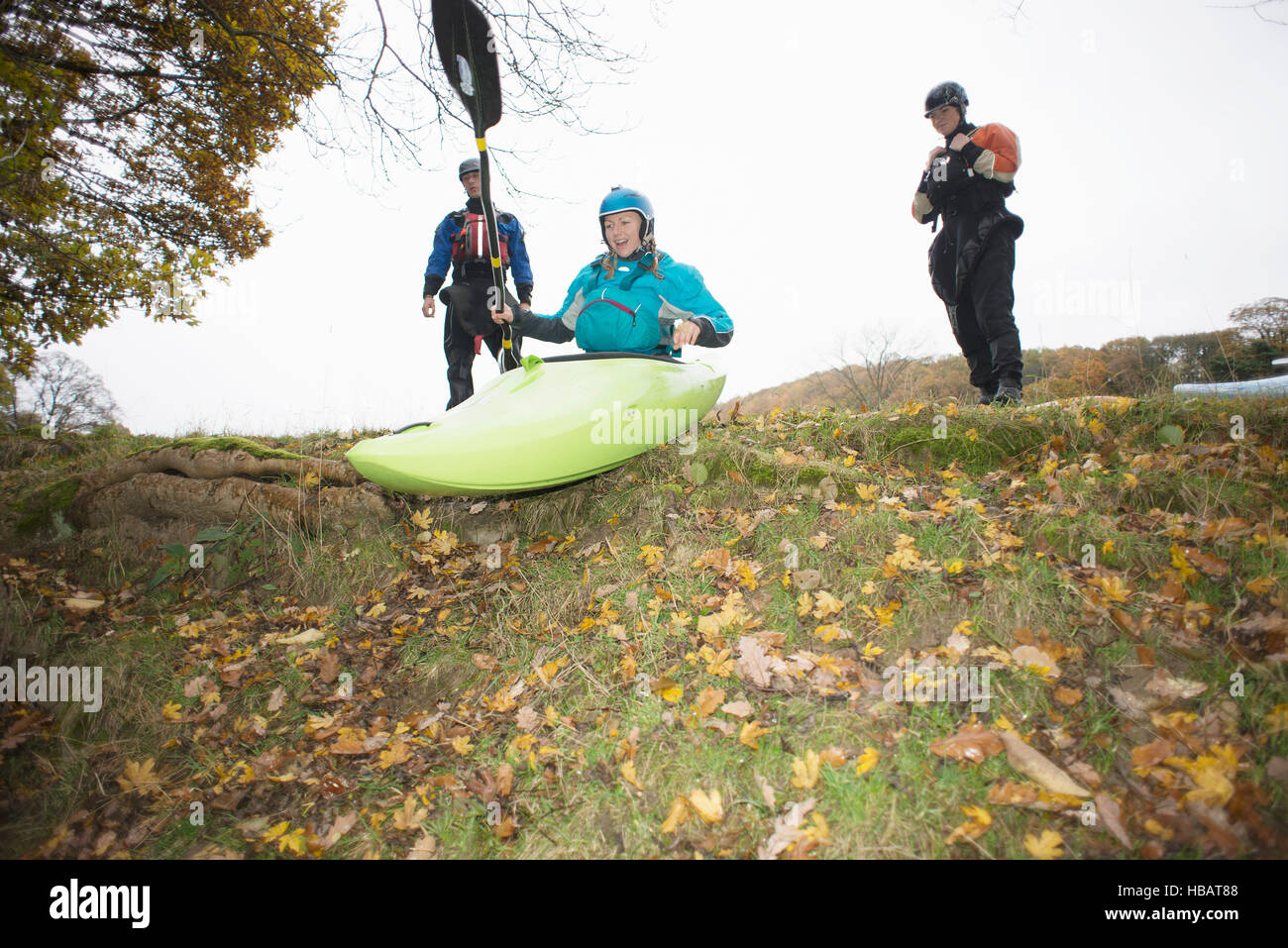 Weibliche Kajakfahrer Vorbereitung Flussufer im Kajak bewegt Stockfoto