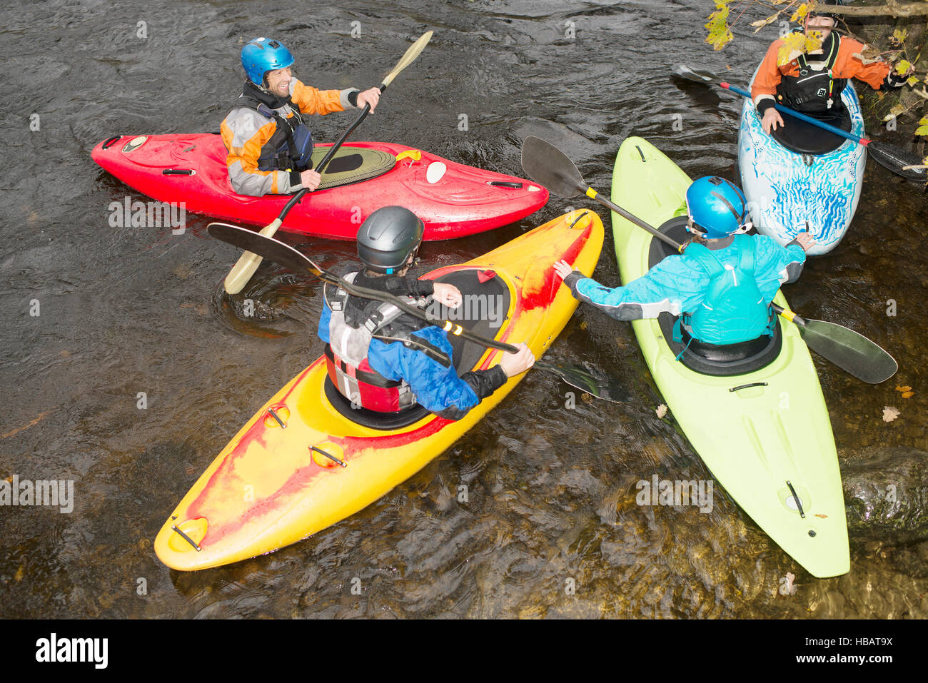 Draufsicht der Kajak-Team am Fluss Dee sprechen Stockfoto