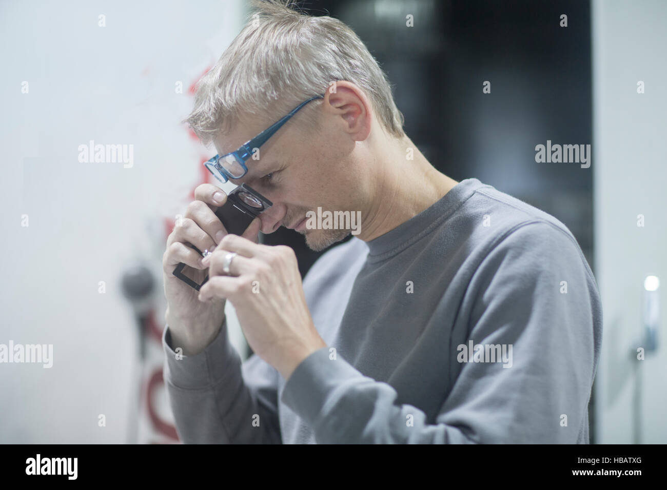 Mann in Lupe Lupe suchen Stockfoto