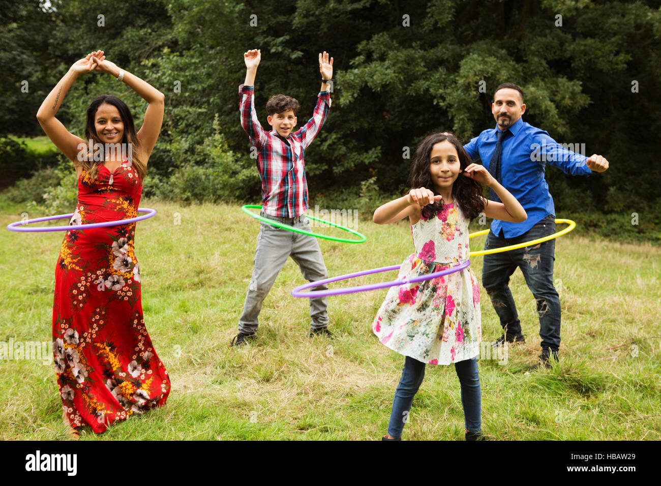 Porträt der Familie, im Feld stehen, mit Hula hoops Stockfoto