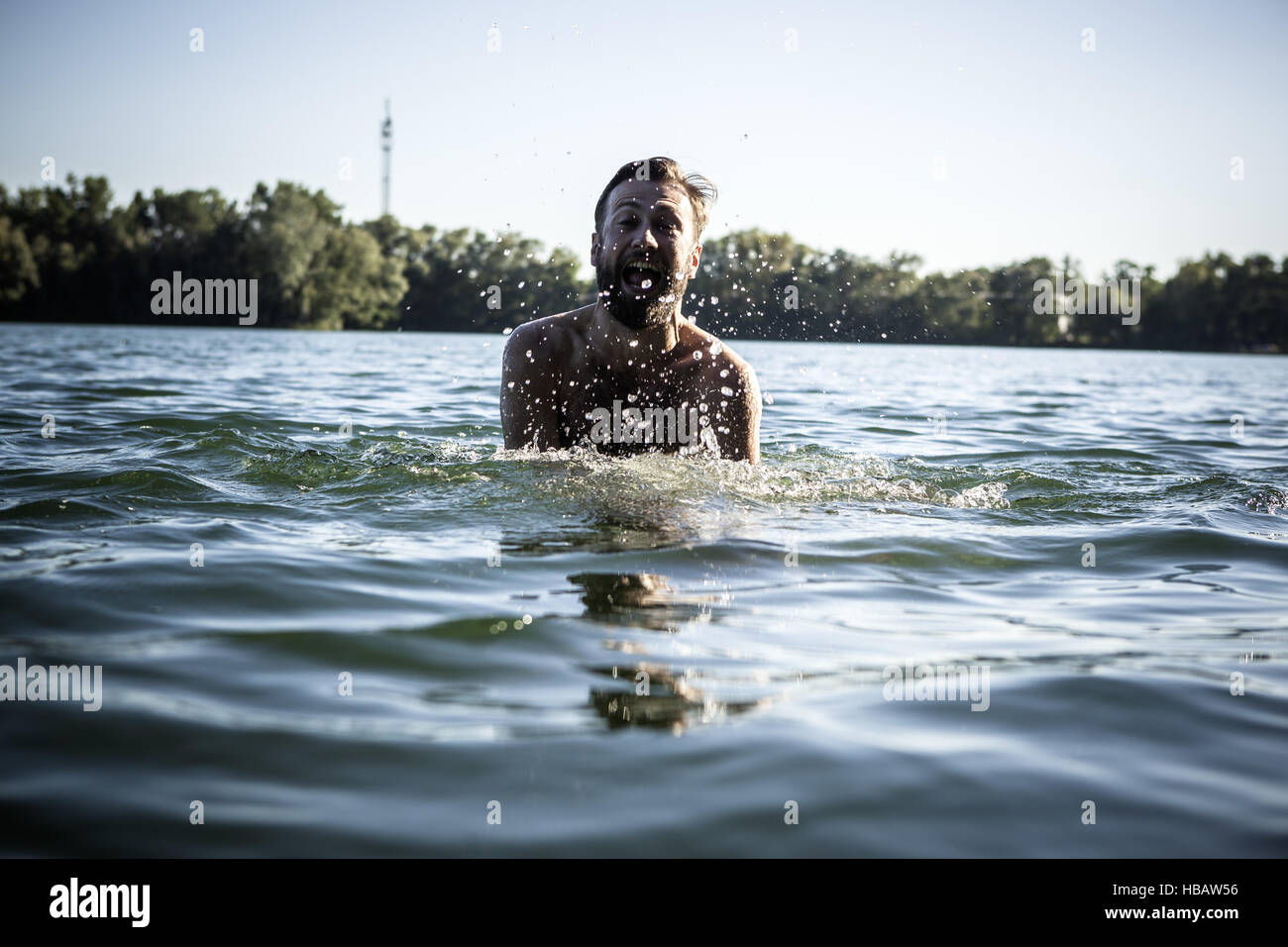 Mann, Mund offen, planschen im Wasser, Berlin, Deutschland Stockfoto