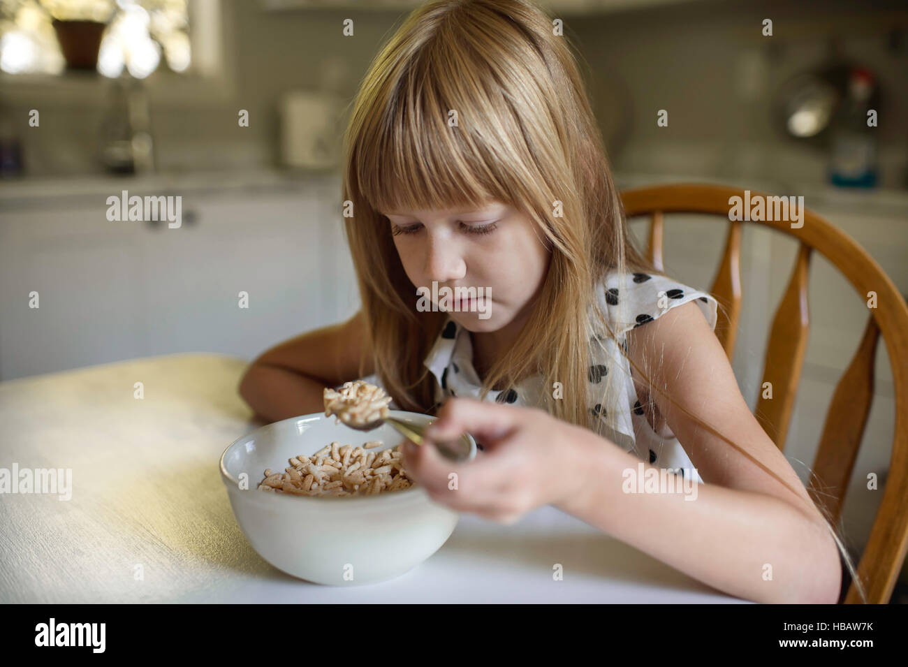 Kleines Mädchen beim Frühstück Stockfoto