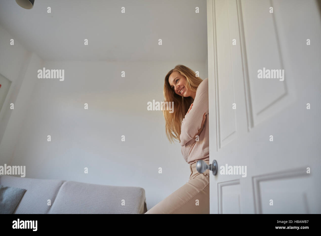 Porträt von Mitte Erwachsene Frau gelehnt Wohnzimmertür Stockfoto