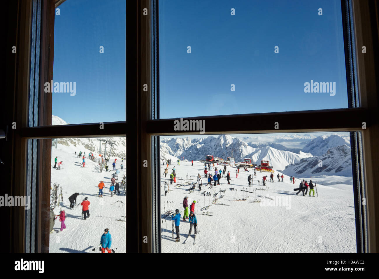 Fenster mit Blick auf Massen von Skitouristen am Berghang, Zugspitze, Bayern, Deutschland Stockfoto