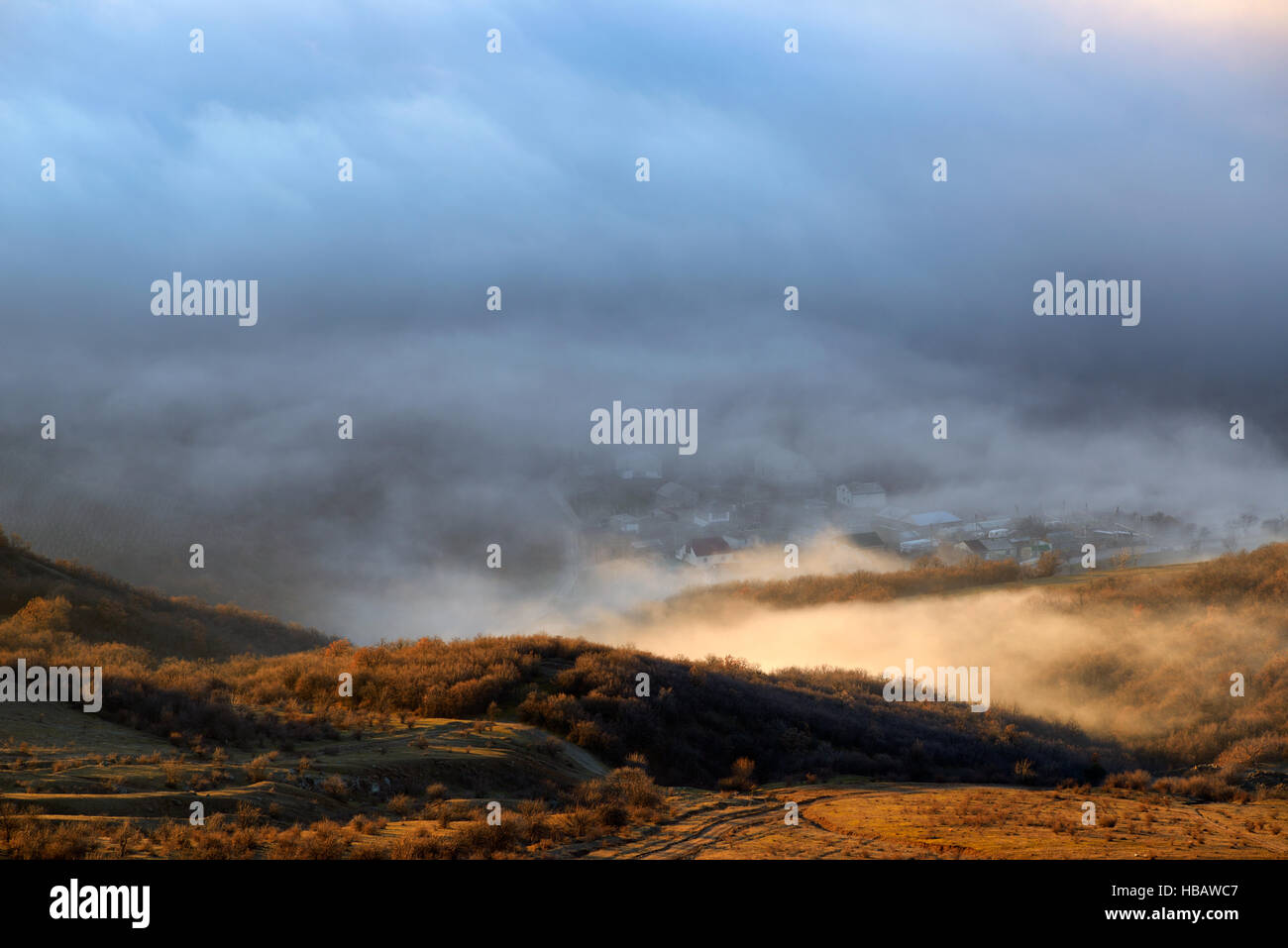 Blick auf Berg Nebel aus Luchistoye Dorf, South Demergi Berg, Krim, Ukraine Stockfoto