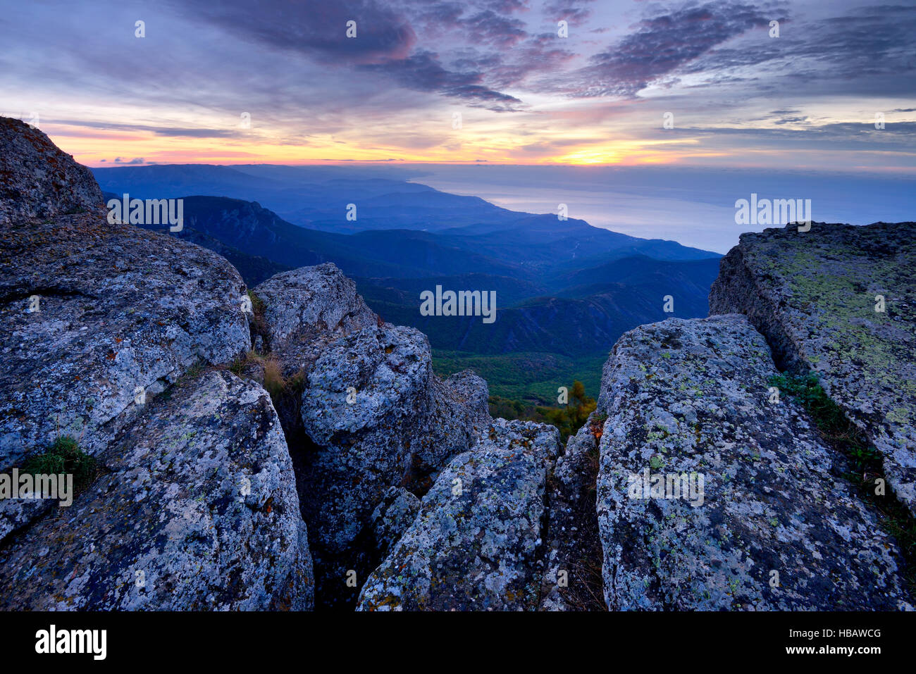 Blick auf die Berge in der Dämmerung von South Demergi Berg, Krim, Ukraine Stockfoto