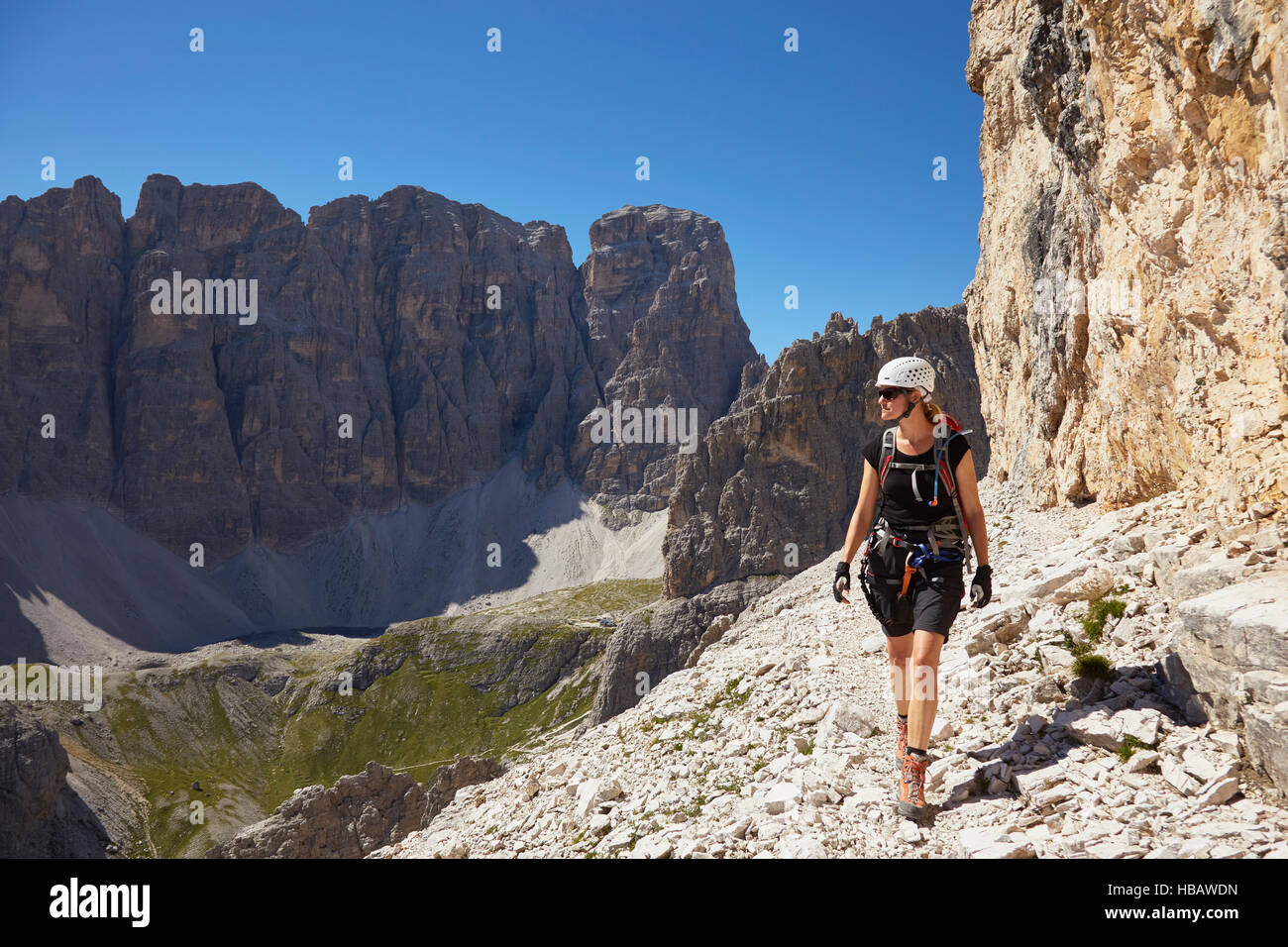 Weibliche Wanderer Wandern in den Dolomiten, Sexten, Südtirol, Italien Stockfoto