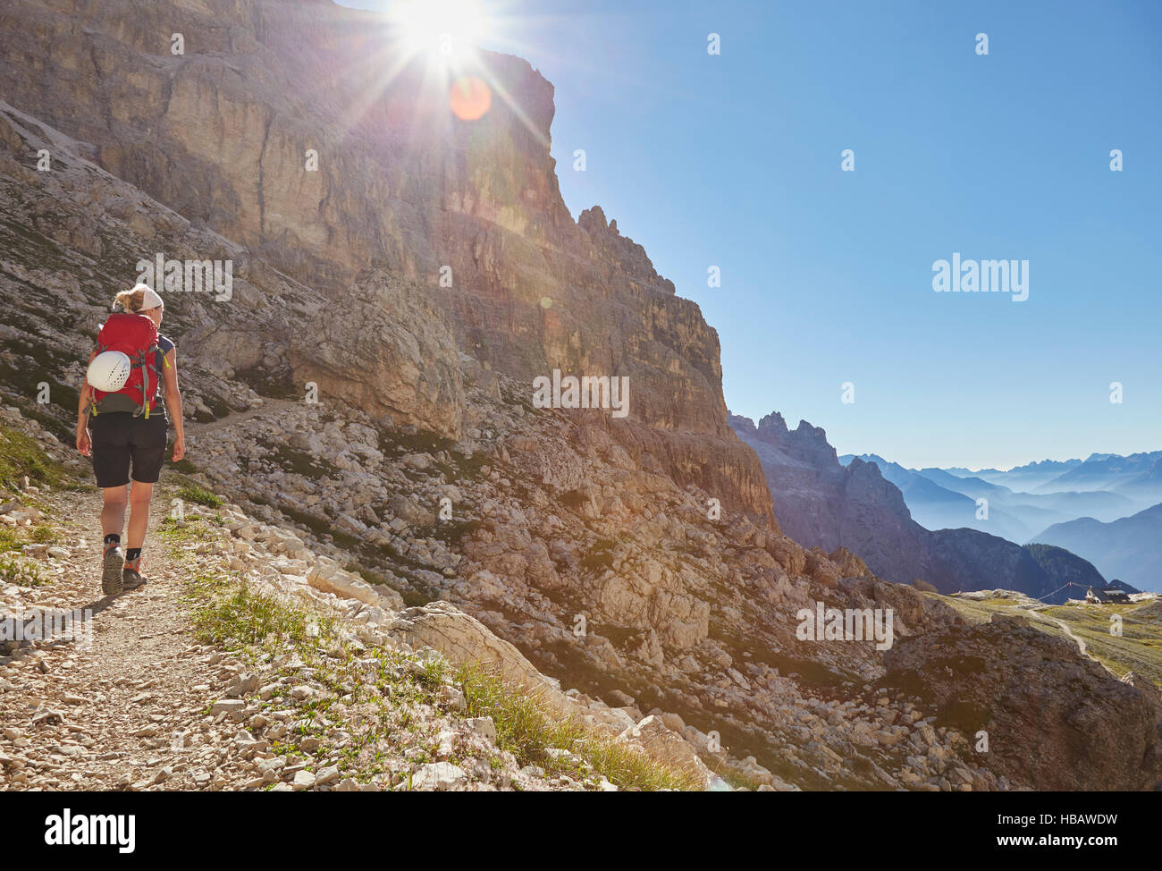 Rückansicht des weiblichen Wanderer Wandern Dolomiten, Sexten, Südtirol, Italien Stockfoto