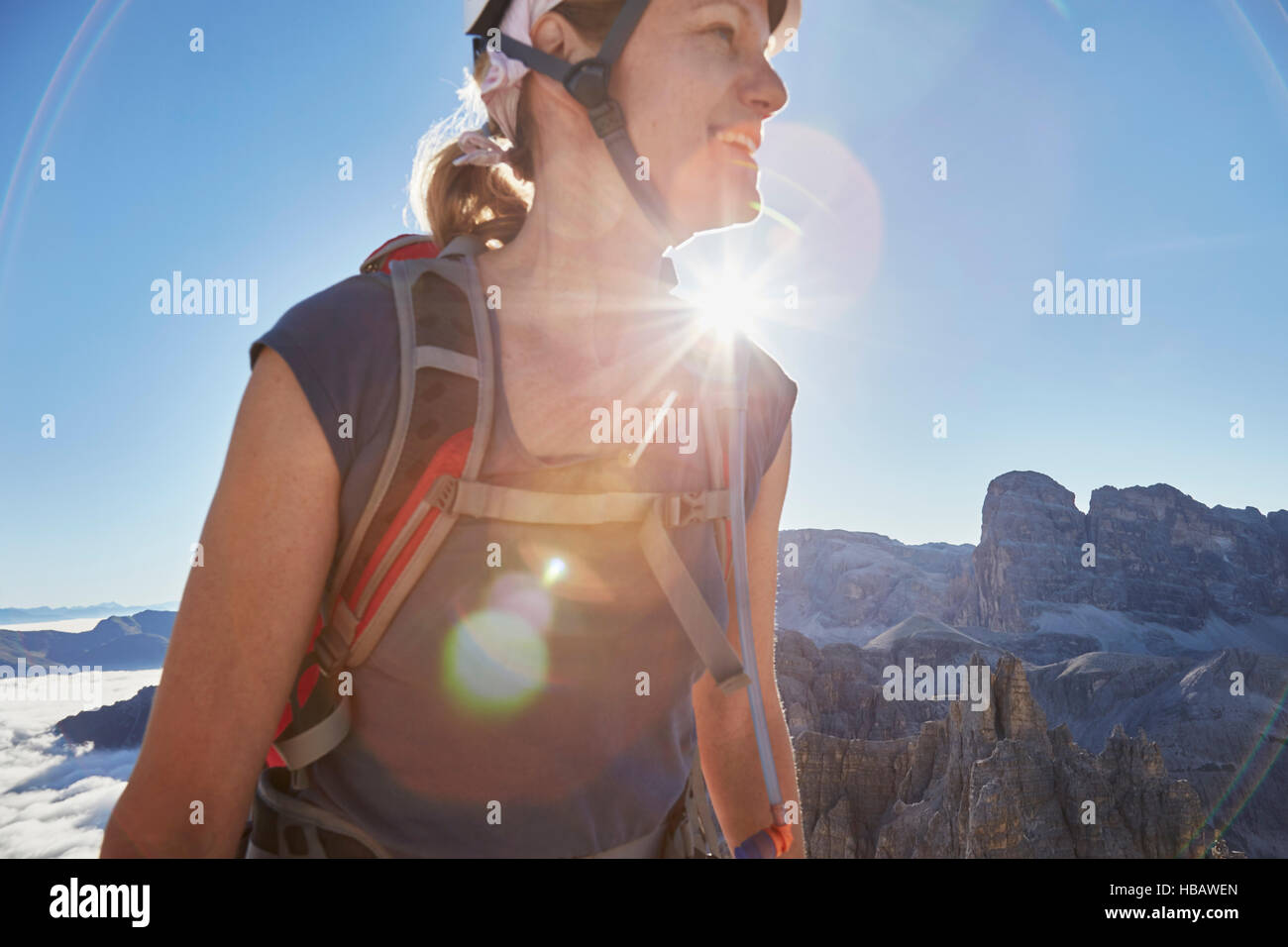 Weibliche Wanderer Wandern im sonnigen Dolomiten, Sexten, Südtirol, Italien Stockfoto