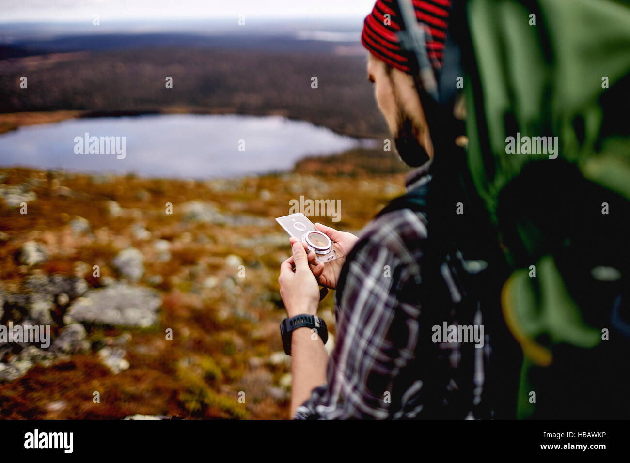 Wanderer, die Überprüfung der Kompass auf Klippe oben, Keimiotunturi, Lappland, Finnland Stockfoto