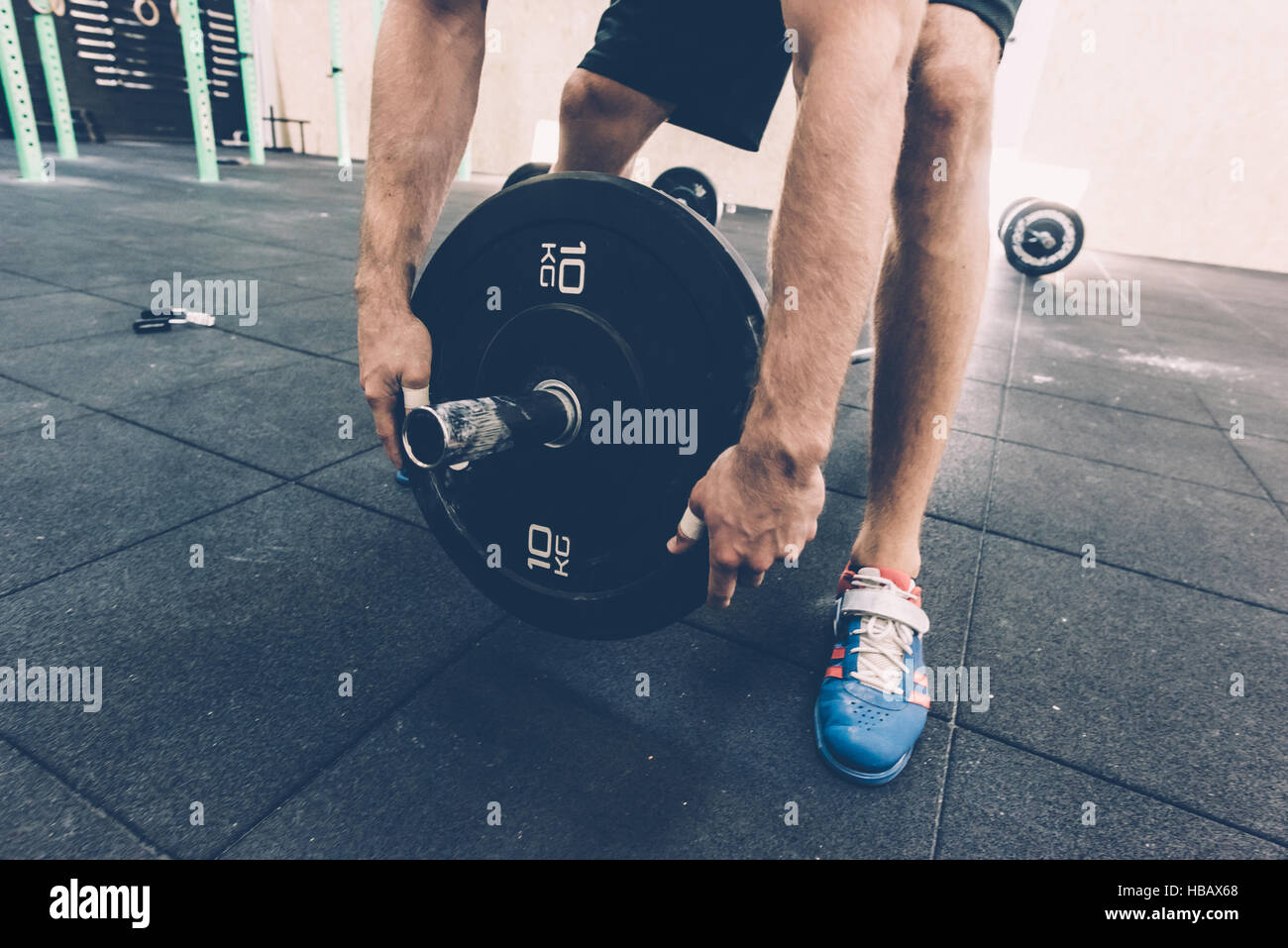 Zugeschnittenen Schuss des Mannes Vorbereitung Langhantel in cross-training Fitness-Studio Stockfoto