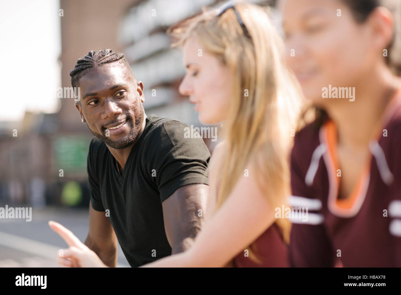 Drei Erwachsene Freunde reden im skatepark Stockfoto