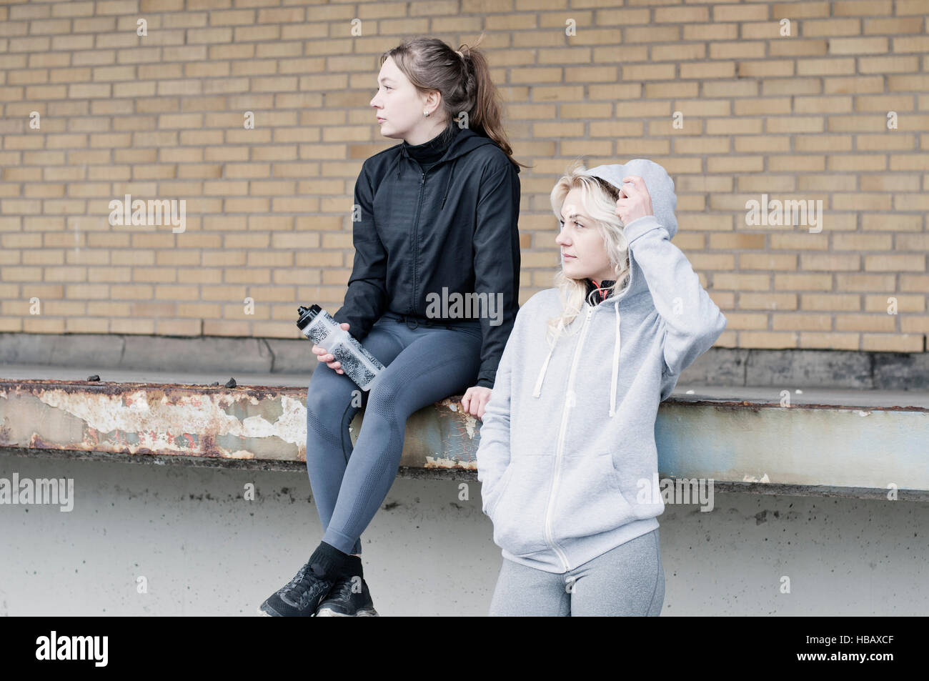 Zwei Freundinnen läuft seitlich außerhalb Lager suchen Stockfoto