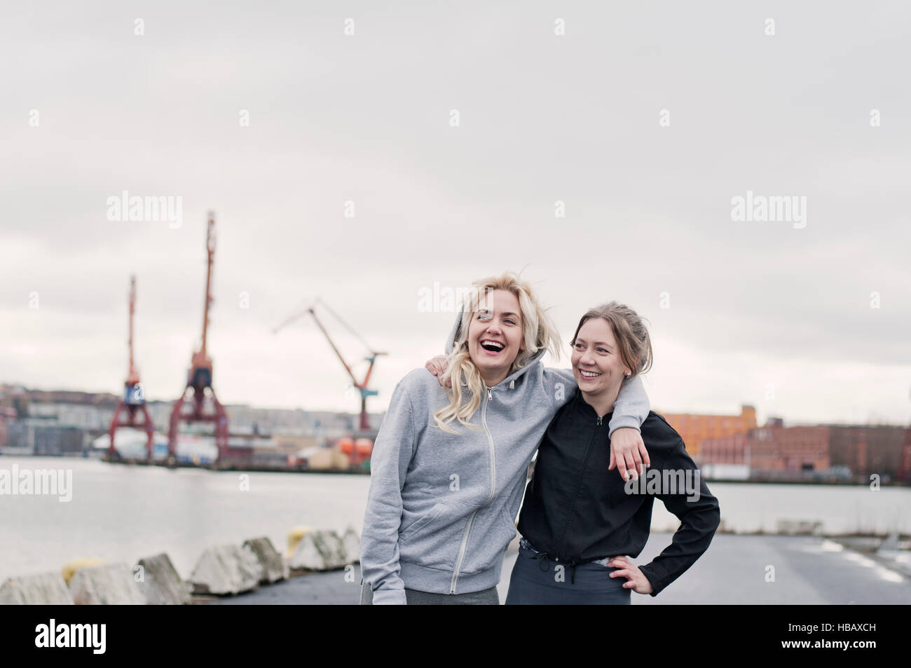 Zwei erschöpft Freundinnen laufen auf dockside Stockfoto