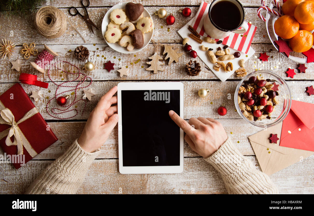 Weihnachten-Komposition. Mann-Betrieb-Tablet. Studio gedreht. Stockfoto