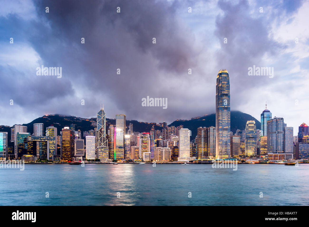 Skyline von Hong Kong, China bei Victoria Harbour. Stockfoto
