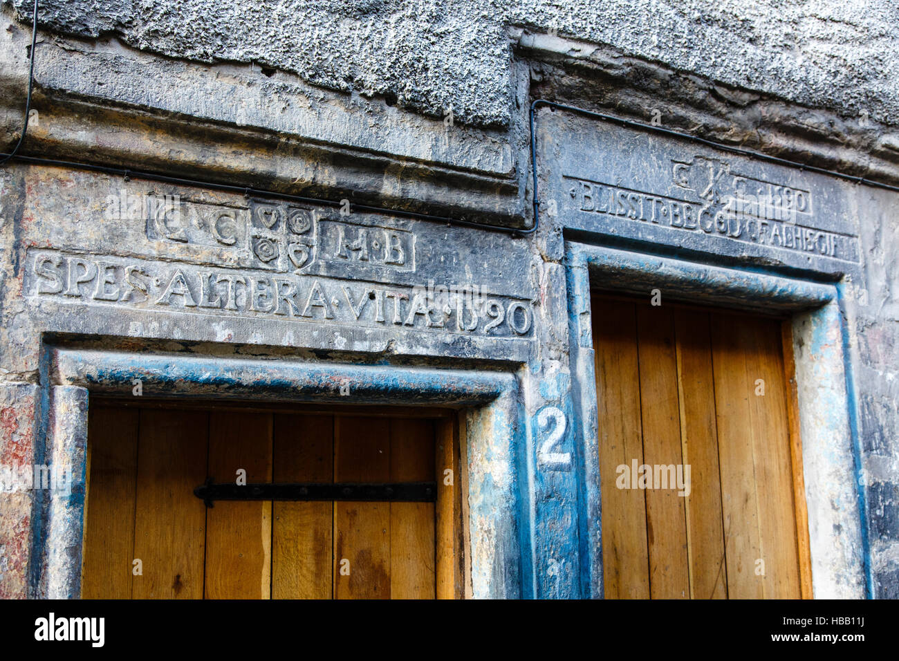 Tenement Tür Inschriften in Advocate es enger, 1590 für Clement ADR erbaut. High Street, Edinburgh, Schottland Stockfoto