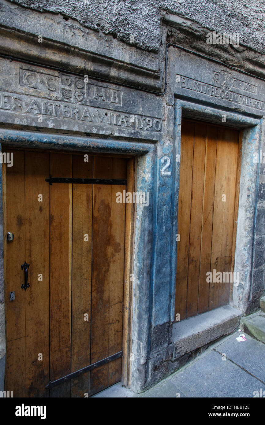 Tenement Tür Inschriften in Advocate es enger, 1590 für Clement ADR erbaut. High Street, Edinburgh, Schottland Stockfoto