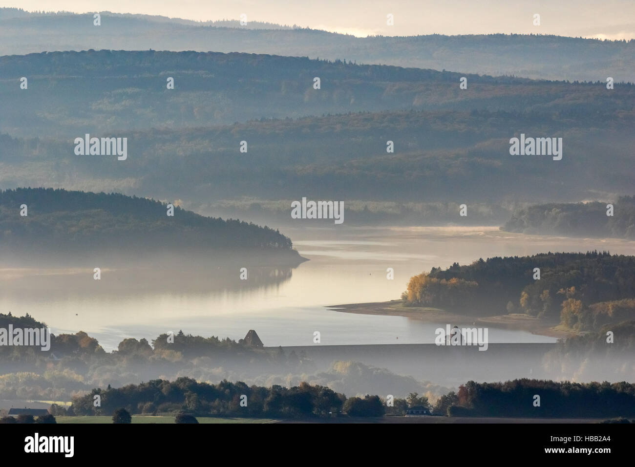 Luftaufnahme, Blick auf den Morgen Möhnetalsperre, Stauwerk im Morgennebel, Möhnesee, Sauerland, Stausee, Stockfoto