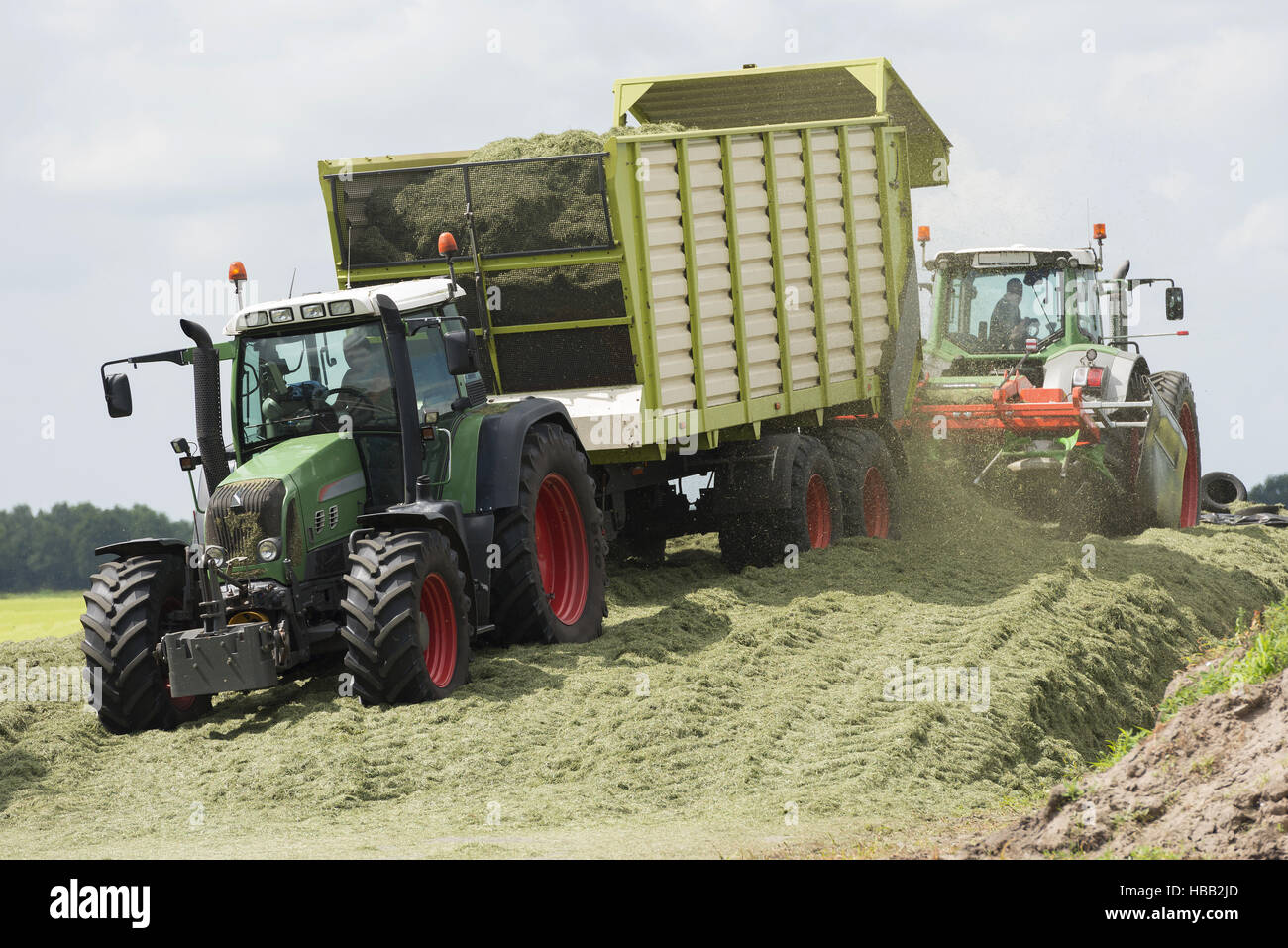 Silage mit zwei Traktoren Stockfoto