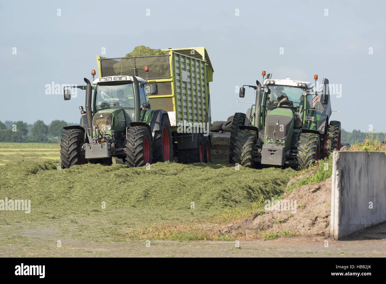 Silage mit zwei Traktoren Stockfoto