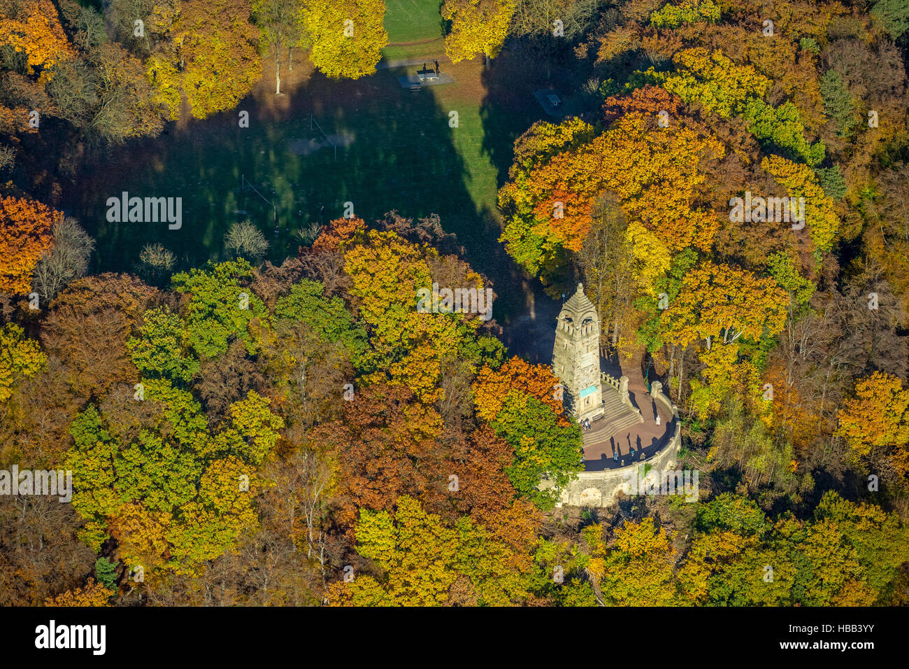 Luftaufnahme, Berger-Denkmal in goldener November Herbstlaub und Park Hohenstein, Witten, Ruhrgebiet, Nordrhein-Westfalen, Stockfoto