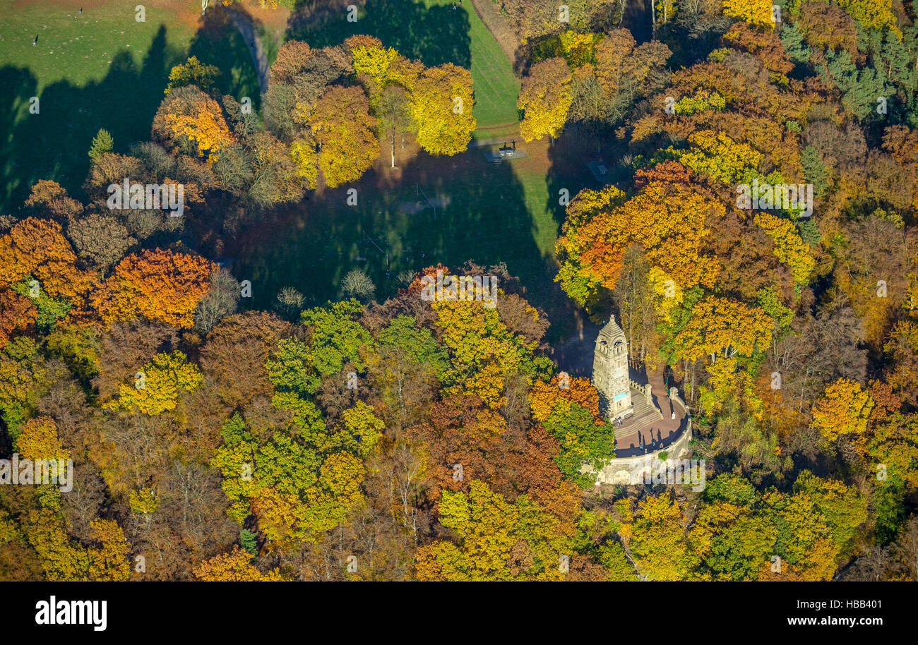 Luftaufnahme, Berger-Denkmal in goldener November Herbstlaub und Park Hohenstein, Witten, Ruhrgebiet, Nordrhein-Westfalen, Stockfoto