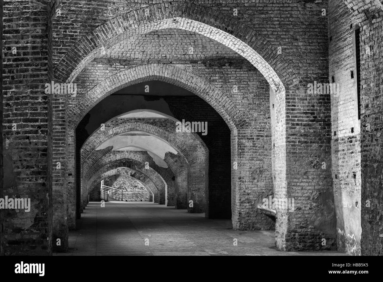 Eine alte befestigte Tunnel in Vigevano,Italy.Black und Foto. Stockfoto