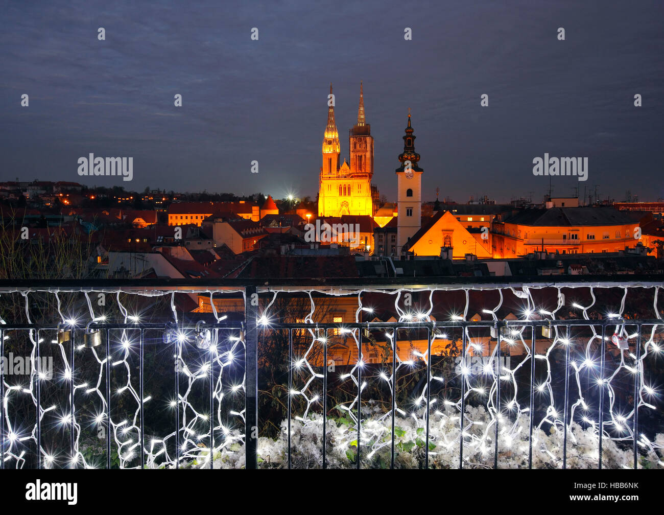 Weihnachten in Zagreb: die Kathedrale gesehen über einen beleuchteten Zaun Stockfoto