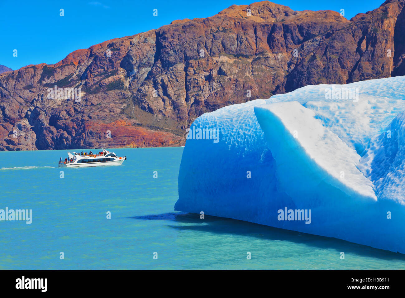 Das Touristenboot auf See Stockfoto