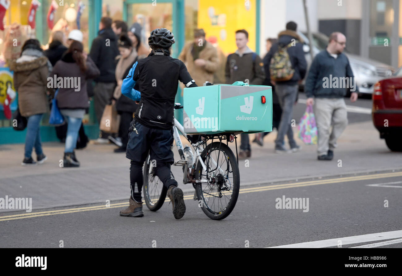 Deliveroo Radfahrer auf Straßen von Brighton UK Stockfoto