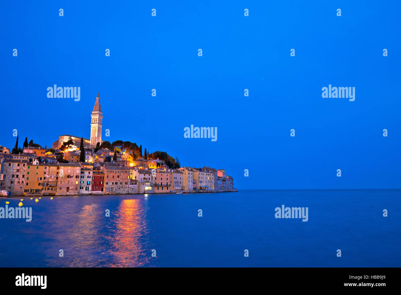 Stadt Rovinj-Abend-Ansicht mit Exemplar Stockfoto