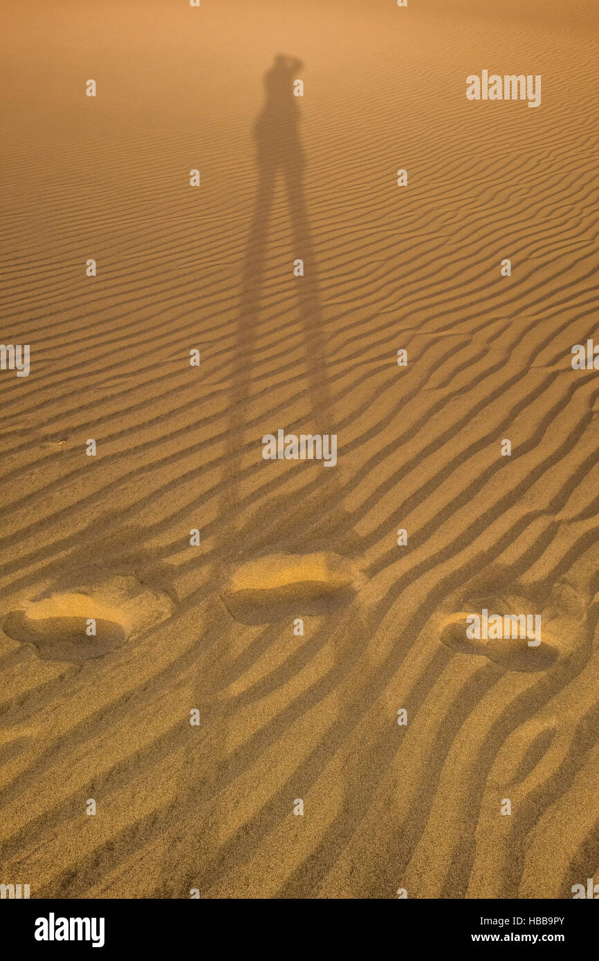 Schatten von einem Fotografen unter Bild der Sanddünen in der natürlichen Reserve der Dünen von Maspaloma auf Gran Canaria Stockfoto