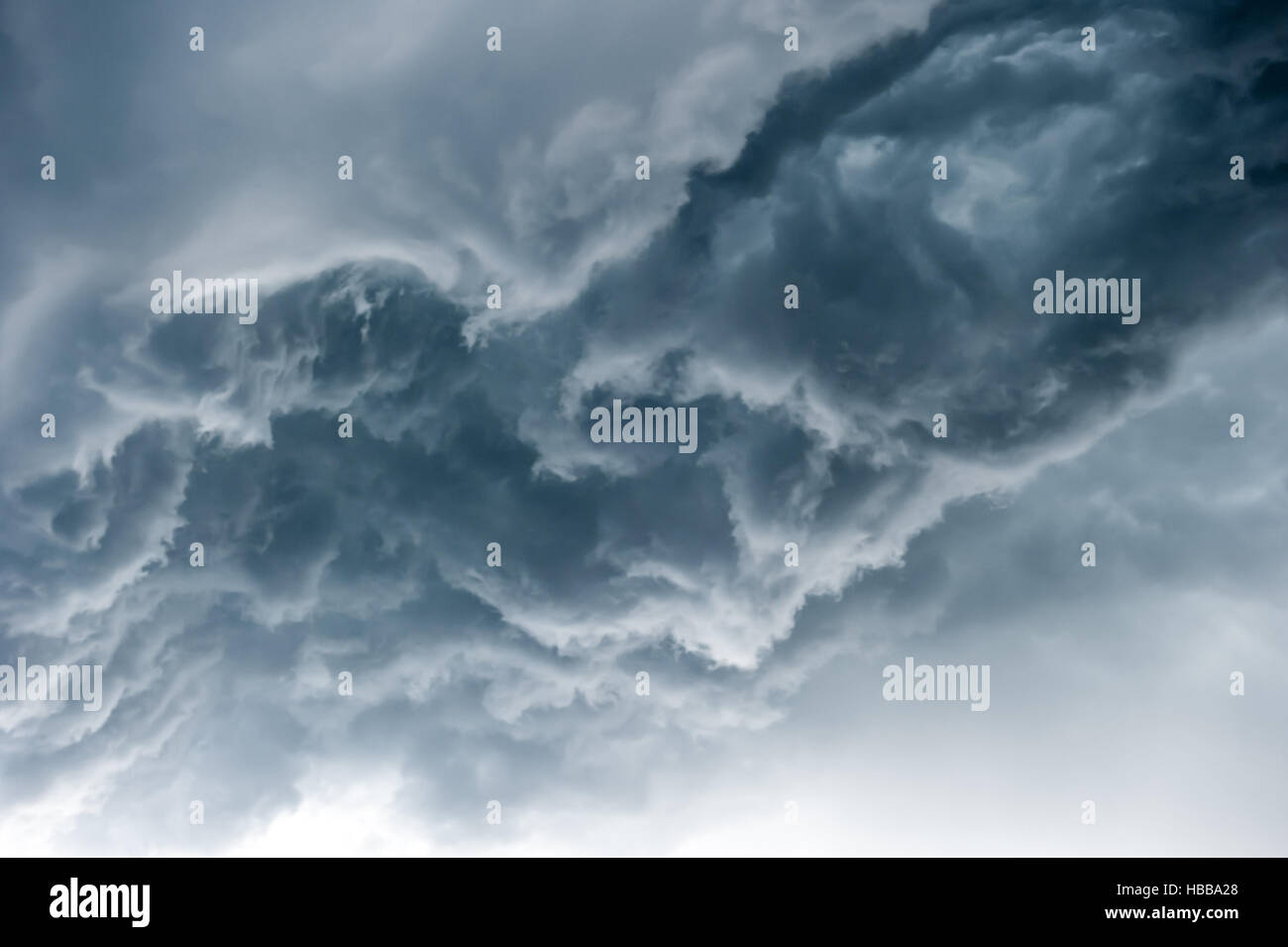 Dramatische Himmel mit stürmischen Wolken Stockfoto