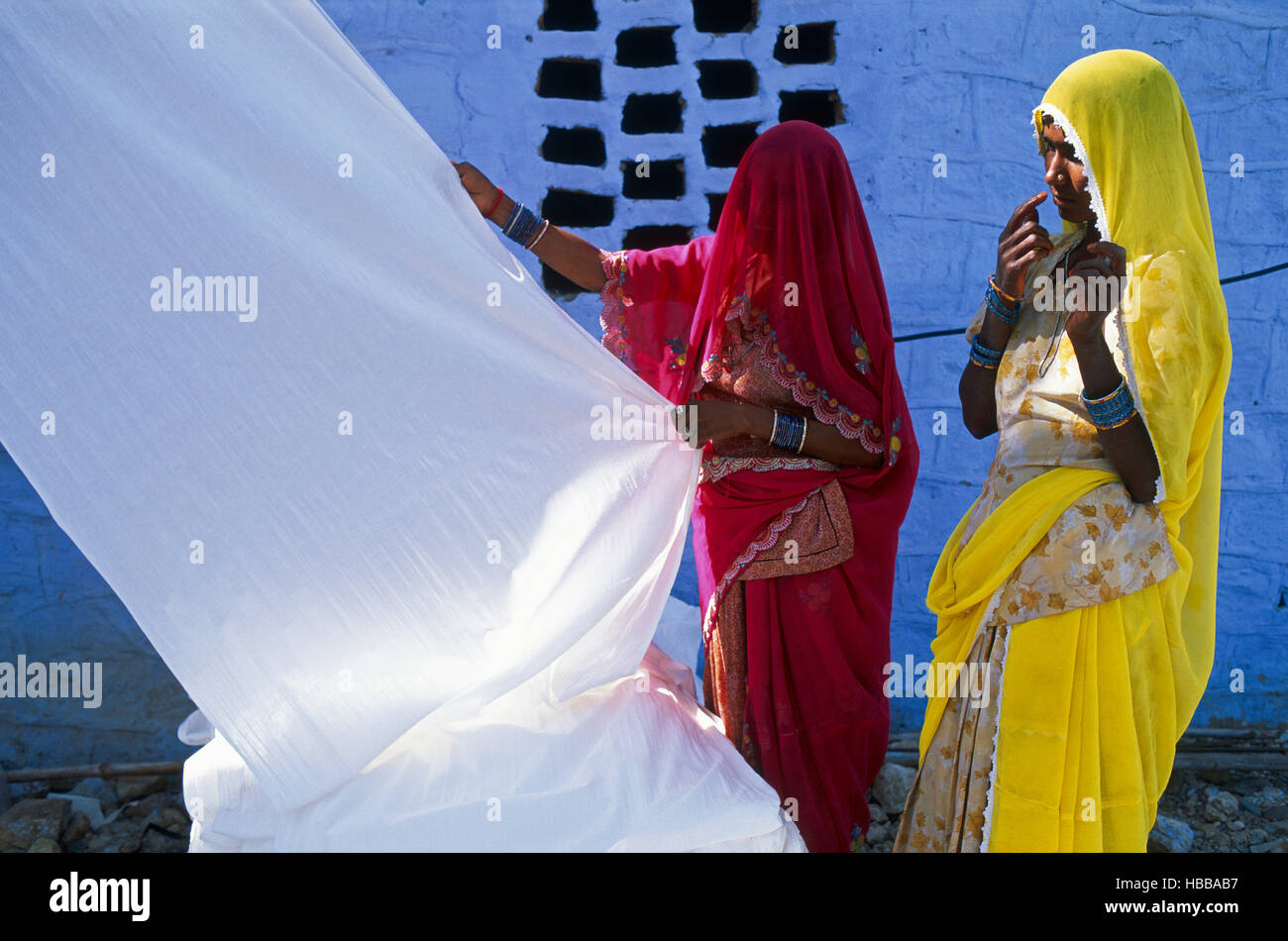 Inde, Rajasthan, Usine de Sari, Les Tissus Sechent En Plein Air. Umschichtung des Tissus secs par des Femmes et des Enfants Avant le Trostrunde. Les tissu Stockfoto