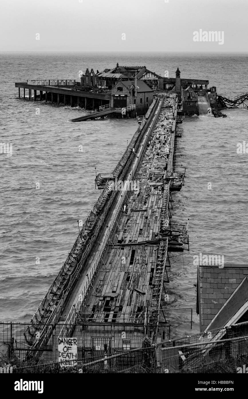 Verfallene viktorianische Birnbeck Peir, Weston Super Mare, North Somerset. Stockfoto