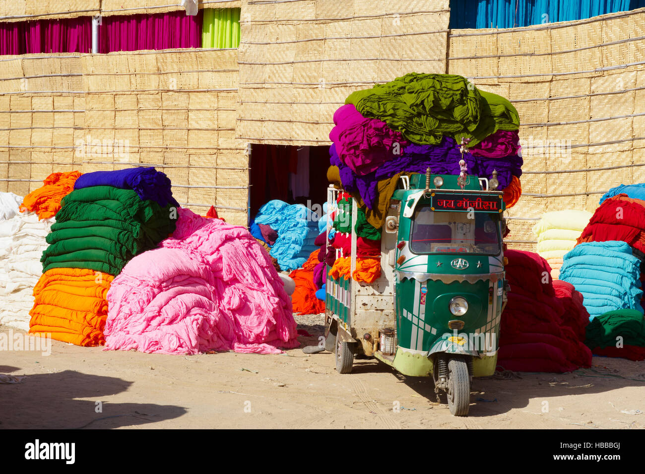 Inde, Rajasthan, Usine de Sari, Transport des Tissus hows à la Fabrication des Saris, Les Tissus Sechent En Plein Air. Umschichtung des Tissus SEK p Stockfoto