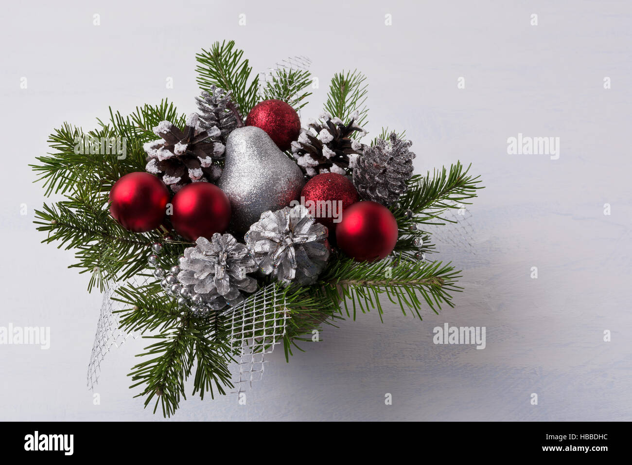 Weihnachts-Dekoration mit rote Glitzer-Schmuck und Silber pürieren.  Weihnachten-Tafelaufsatz mit Tannenzapfen und Silber Birne Stockfotografie  - Alamy